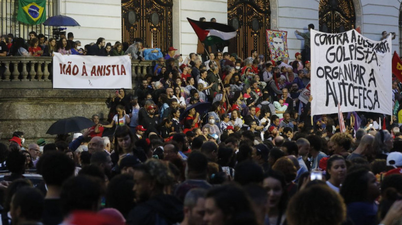 Ataques golpistas são condenados em ato pela democracia na Cinelândia