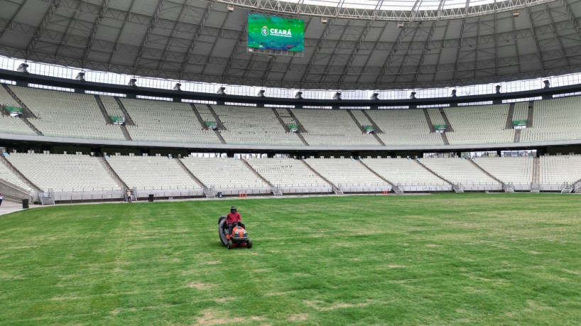 Primeiro corte na nova grama da Arena Castelão foi realizado na manhã de 9 de janeiro 