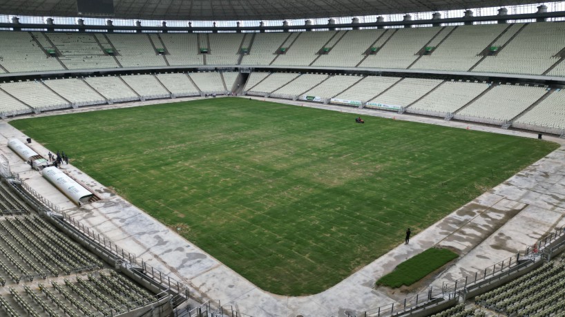 Primeiro corte na nova grama da Arena Castelão foi realizado na manhã de 9 de janeiro 