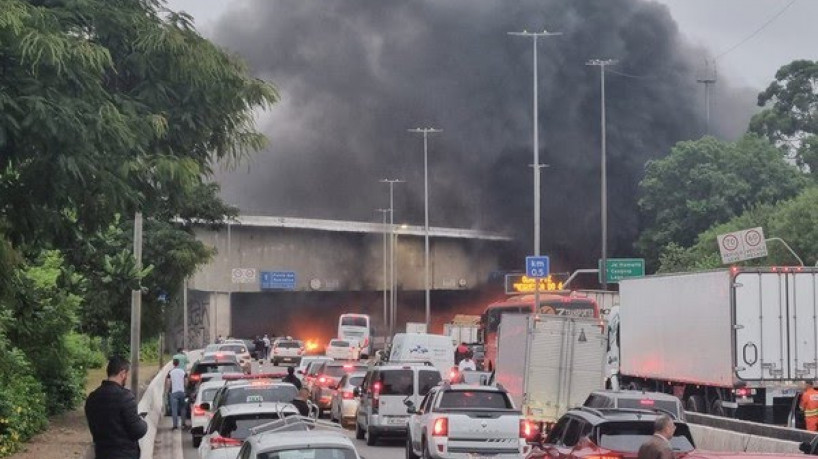 Bolsnaristas colocam fogo em pneus e bloqueam a Marginal Tietê, em São Paulo