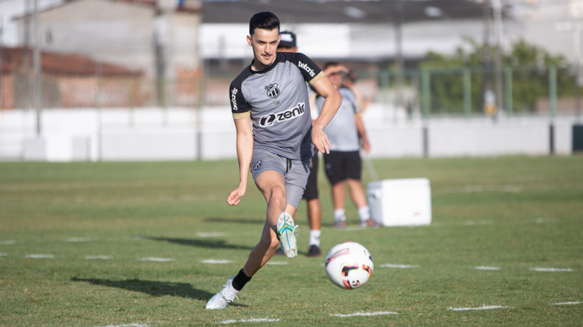 Meia Guilherme Castilho em treino do Ceará no estádio Carlos de Alencar Pinto, em Porangabuçu