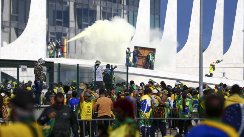 Manifestantes invadem Congresso, STF e Palácio do Planalto.