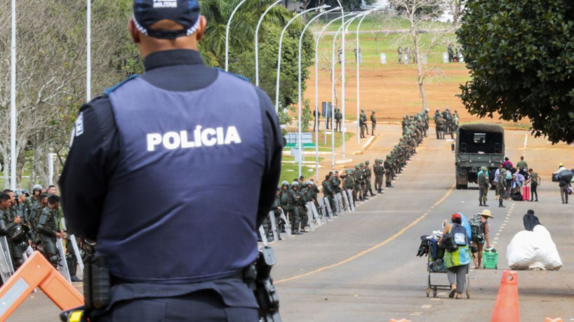 Polícia e Exército se concentram na frente do QG do Exército para desmobilizar acampamento