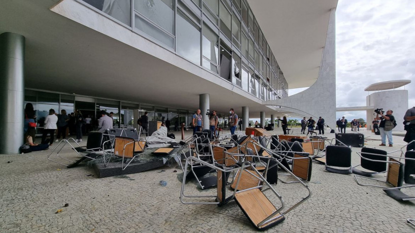 Uma visão geral mostra móveis e janelas danificadas no  Palácio do Planalto, após as manifestações na capital