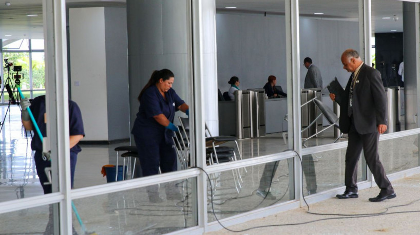 ￼VÂNDALOS danificaram as janelas do Palácio do Planalto durante a invasão