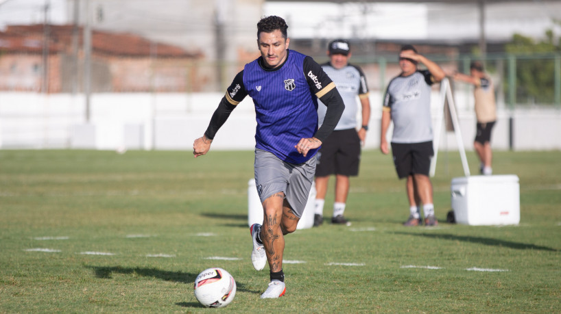 Meia Vina em treino do Ceará no estádio Carlos de Alencar Pinto, em Porangabuçu