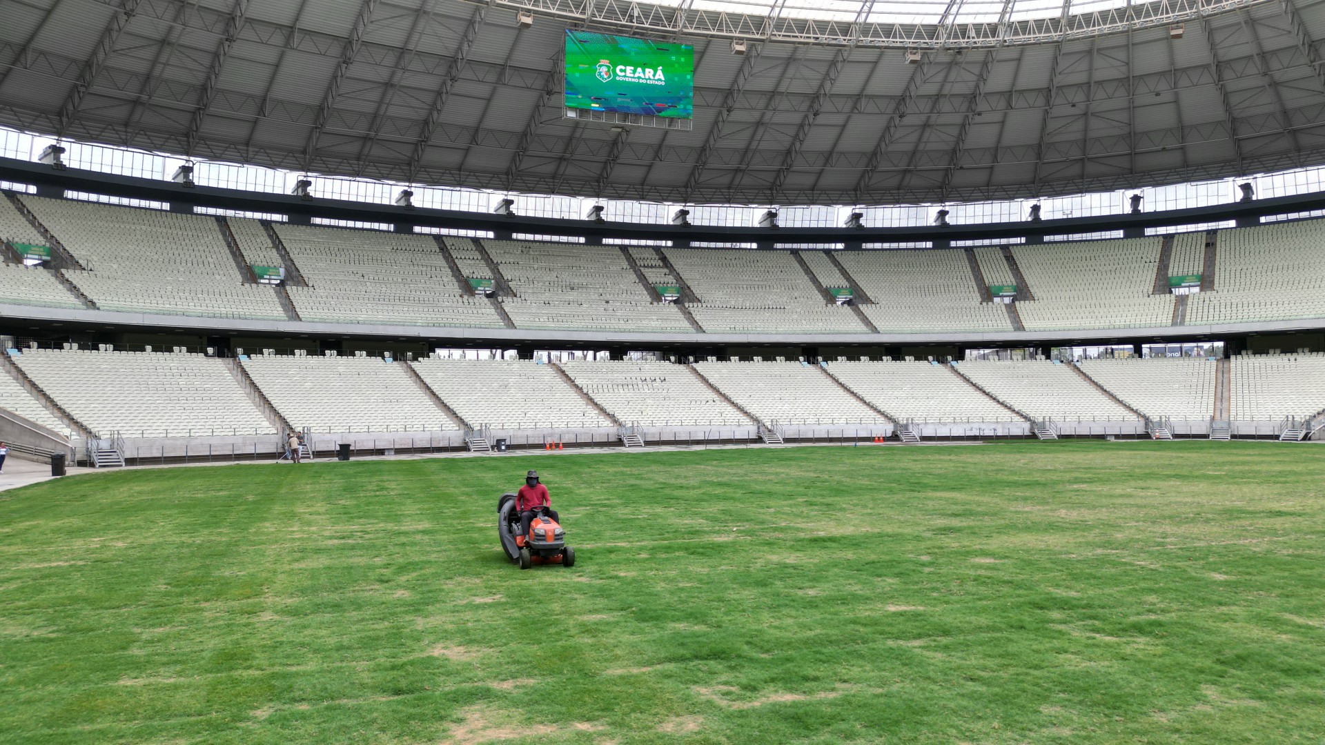 Primeiro corte na nova grama da Arena Castelão foi realizado na manhã de 9 de janeiro  (Foto: Eudes Brasil/Governo do Ceará)