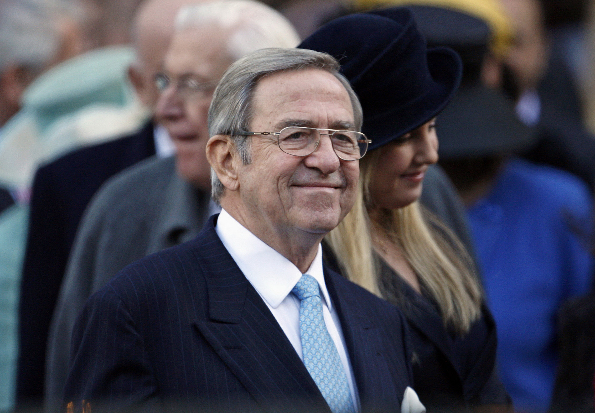 Nesta foto de arquivo tirada em 19 de novembro de 2007, Constantino II da Grécia deixa a Abadia de Westminster em Londres, após um serviço de celebração para marcar o aniversário de casamento de diamante da Rainha Elizabeth II da Grã-Bretanha e do Príncipe Philip. O ex-rei da Grécia, Constantino II, que reinou antes de o país se tornar uma república em 1974, morreu em Atenas em 10 de janeiro de 2023 aos 82 anos, anunciou a emissora pública grega ERT.
 (Foto: Adrian Denis / AFP)