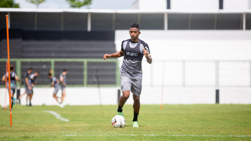 Lateral-direito Buiu em treino do Ceará no estádio Carlos de Alencar Pinto, em Porangabuçu