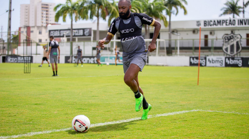 Meia Chay em treino do Ceará no estádio Carlos de Alencar Pinto, em Porangabuçu