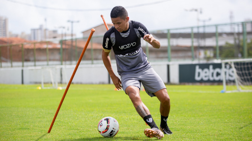 Atacante Erick em treino do Ceará no estádio Carlos de Alencar Pinto, em Porangabuçu