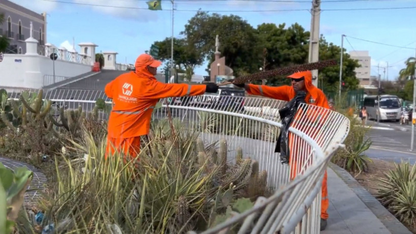 Prefeitura de Fortaleza distribui agentes de limpeza pela Praça Caio Prado