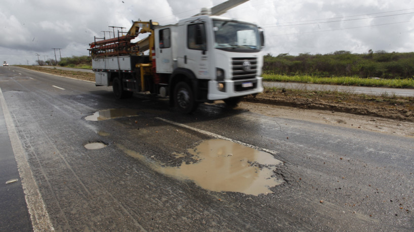 Trecho com buracos na CE-060, km 33 entre Pacatuba e Redenção