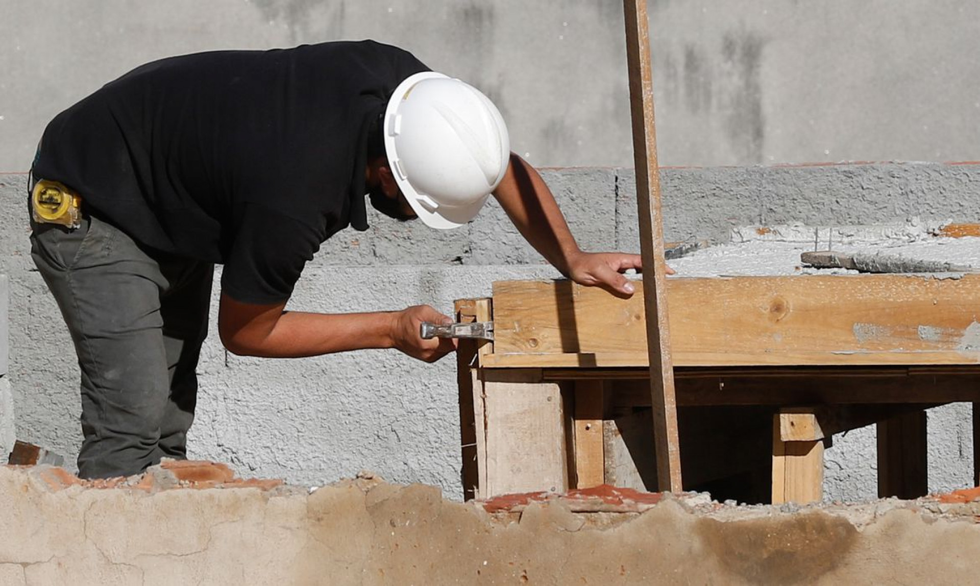 Rio de Janeiro - Trabalhadores da construção civil, operários reformam telhado de imóvel em obras no Centro do Rio. (Fernando Frazão/Agência Brasil) (Foto: Fernando Frazão/Agência Brasil)