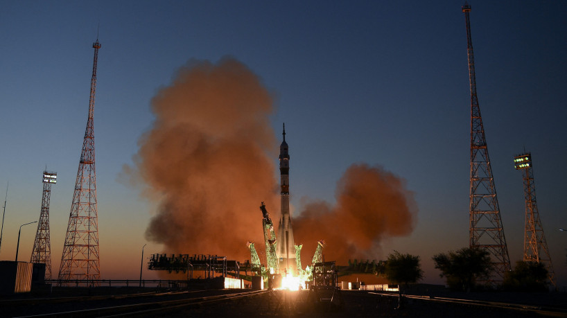 Nesta foto de arquivo tirada em 21 de setembro de 2022, a espaçonave Soyuz MS-22 transportando a tripulação dos cosmonautas russos Sergey Prokopyev e Dmitri Petelin e o astronauta da NASA Frank Rubio decola para a Estação Espacial Internacional (ISS) do cosmódromo de Baikonur alugado por Moscou em Cazaquistão. A agência espacial russa disse em 11 de janeiro de 2023 que sua espaçonave Soyuz danificada precisa retornar à Terra da Estação Espacial Internacional sem tripulação, confirmando que foi atingida por um pequeno impacto de meteorito