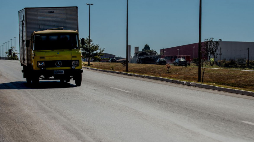 BRASÍLIA, DF, BRASIL,  01-07-2014, 11h30: Caminh'oes trafegam pela BR-040.  (Foto: Marcelo Camargo/Agência Brasil)