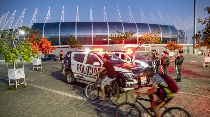 Policiais militares de prontidão em frente a Arena Castelão, em Fortaleza/CE