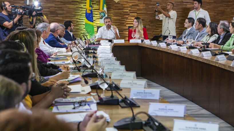 ￼ELMANO DE FREITAS em reunião de secretariado no Palácio do Abolição