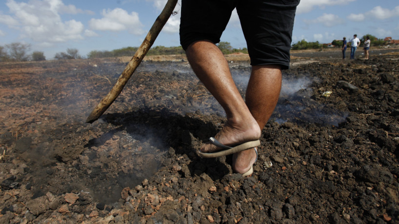 FORTALEZA, CE, BRASIL, 11.01.2023: Terreno abandonado pela CAGECE põe comunidade em risco. Conjunto Tasso.