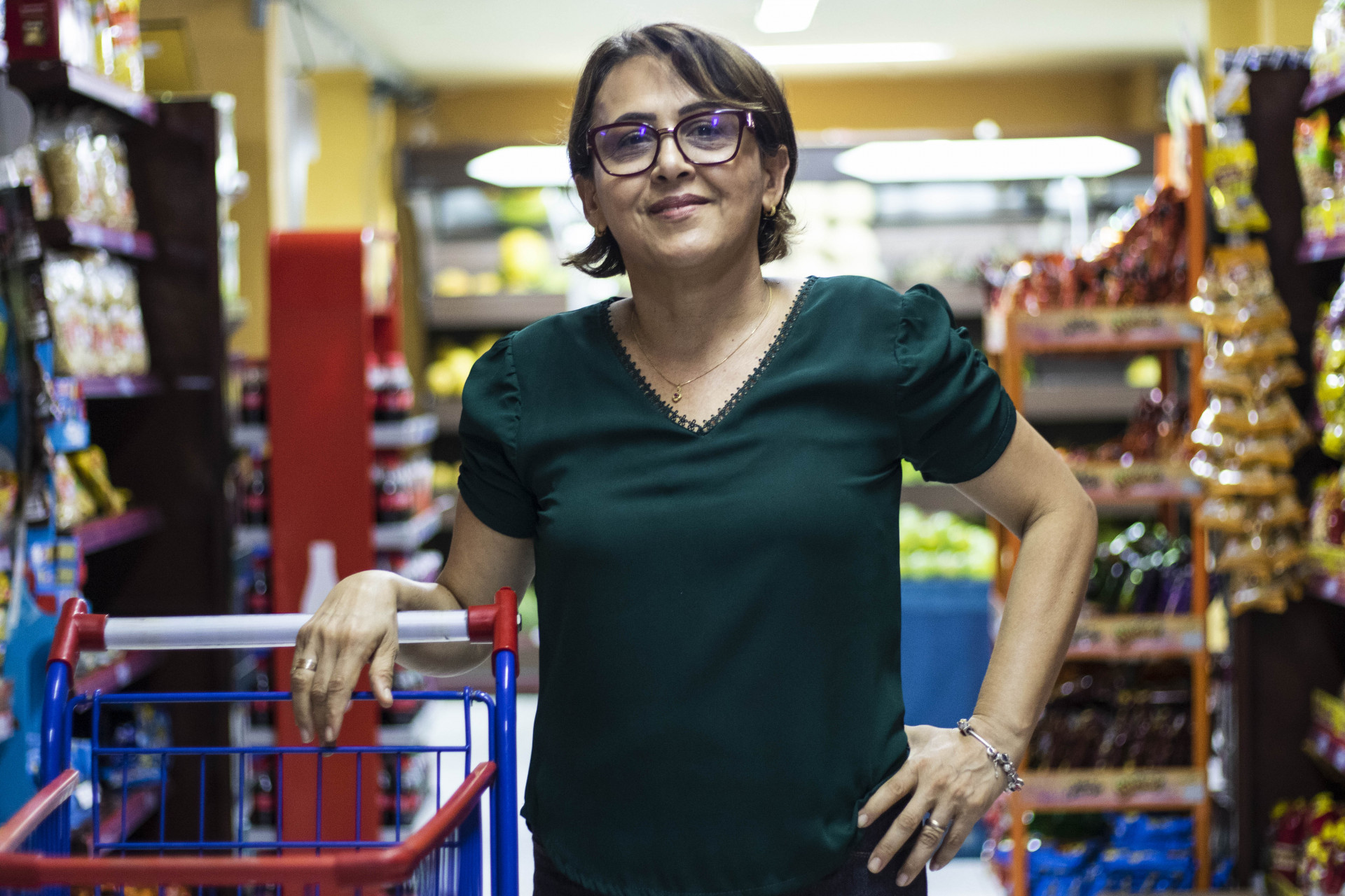 Na foto, Joana Darque é proprietária do mercadinho Mercatil Sena, no Conjunto Palmeira, que ainda usa o sistema de moedas do Banco Palmas. (Foto: Fernanda Barros/ O Povo) (Foto: FERNANDA BARROS)