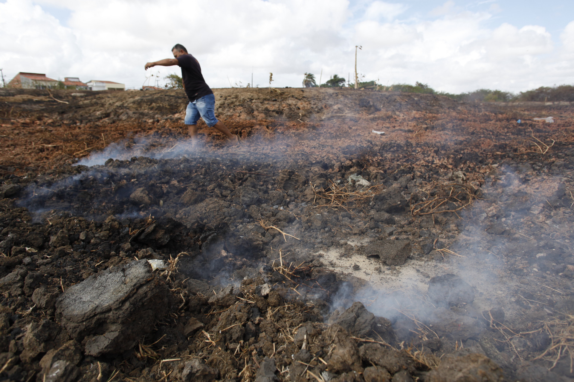 ￼APARECIMENTO de fumaça é comum no terreno (Foto: FÁBIO LIMA)