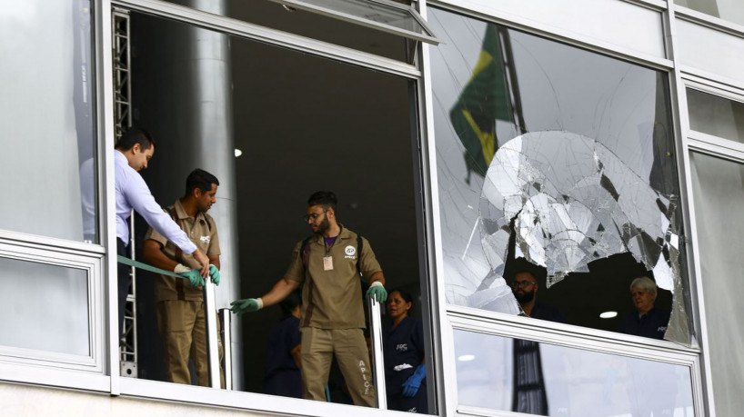 Móveis e janelas danificadas no Palácio do Planalto.