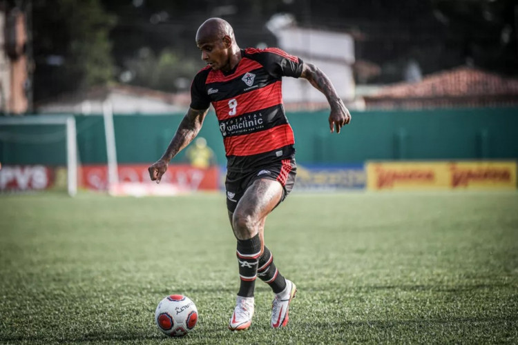 Ari, dono do Atlético Cearense, em ação pelo clube no Campeonato Cearense