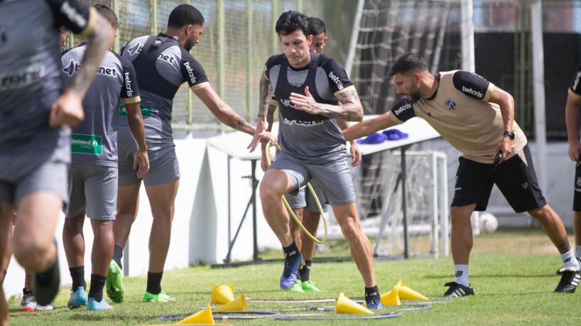 Elenco do Ceará treinando em Porangabuçu