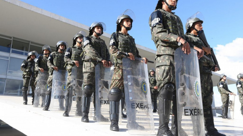 Militares na rampa do Palácio do Planalto