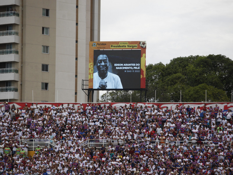 Pelé vira verbete em dicionário para significar 'aquele que é fora do  comum', Educação