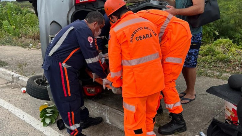 Bombeiros e equipe do Samu socorreram vítima após acidente 