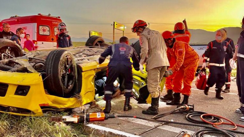 Passageiro ficou preso às ferragens após capotamento de camaro amarelo 