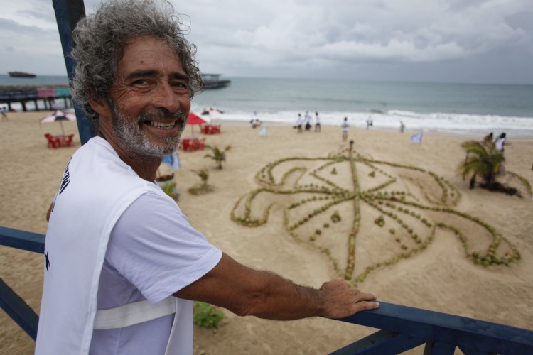 FORTALEZA, CE, BRASIL, 15.01.2023:Tartaruga feita de cocos pelo ambientalista, Carlos Careca. Mutirão de limpeza da praia de Iracema.