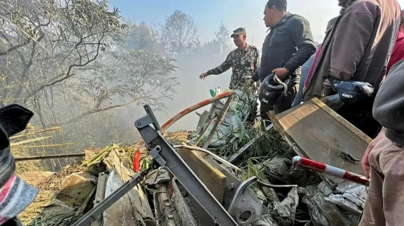 Equipes de resgate ficam ao lado dos destroços do avião, com 72 pessoas a bordo, que caiu em Pokhara, no Nepal