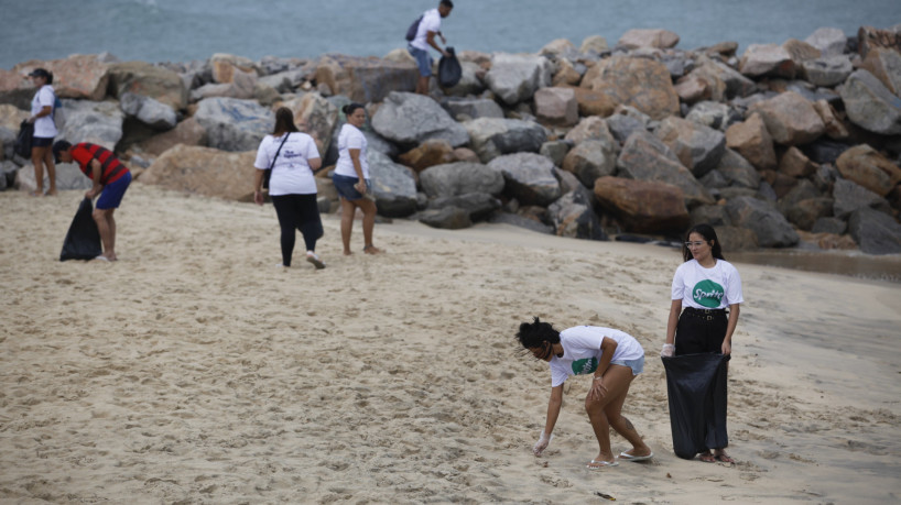 FORTALEZA, CE, BRASIL, 15.01.2023:Mutirão de limpeza da praia de Iracema.