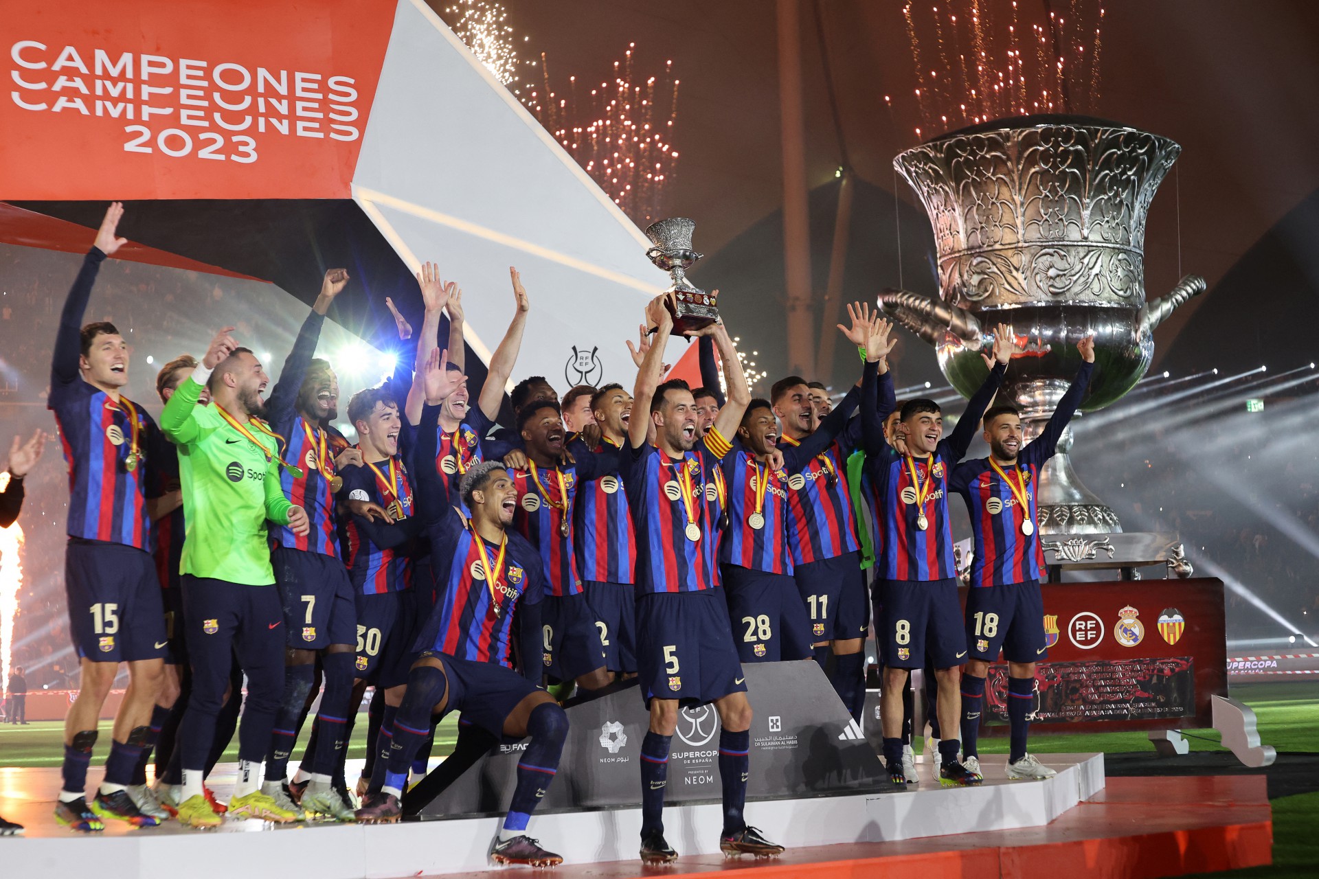 Capitão Sergio Busquets ergue a taça da Supercopa (Foto: Giuseppe CACACE / AFP)