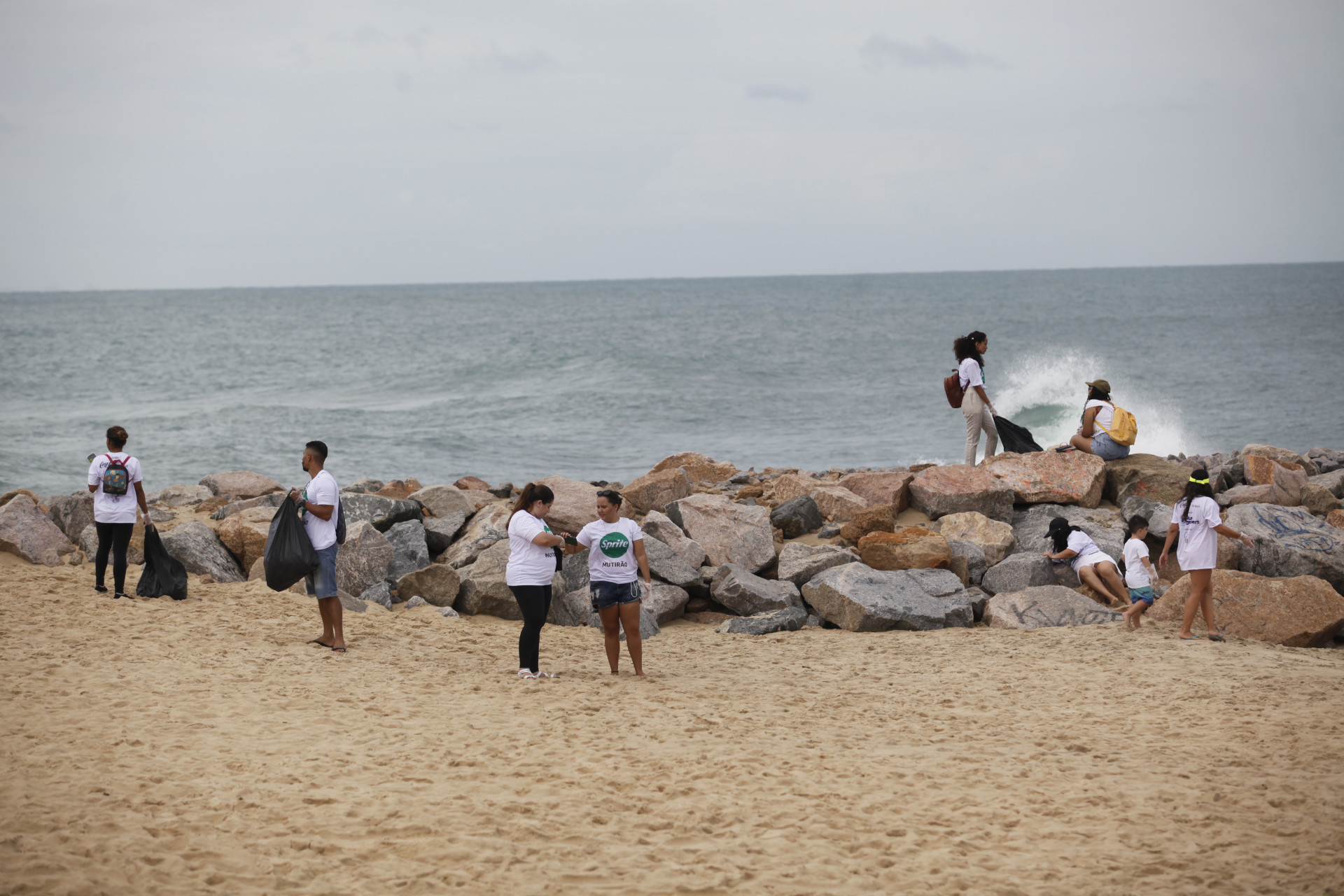 FORTALEZA, CE, BRASIL, 15.01.2023:Mutirão de limpeza da praia de Iracema.