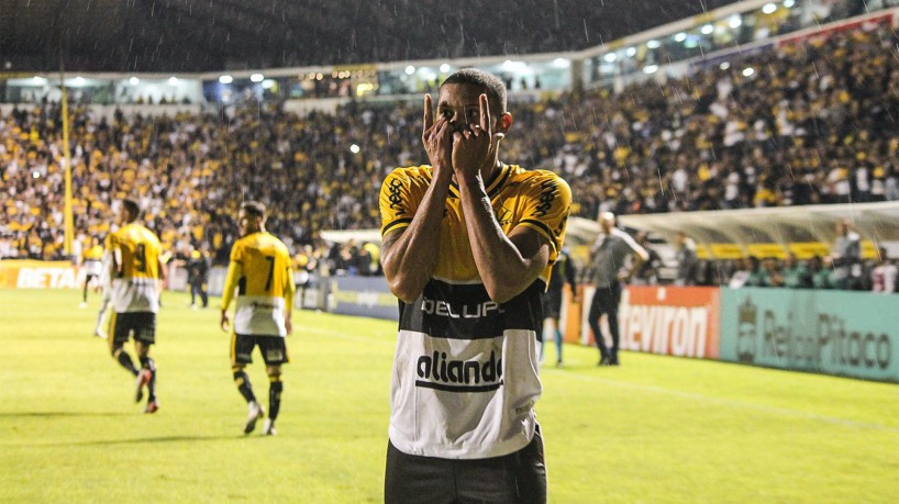 Hygor comemora gol marcado pelo Criciúma 