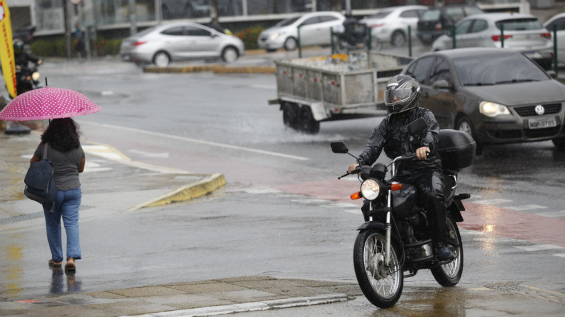 Manhã de chuva em Fortaleza, na avenida Aguanambi