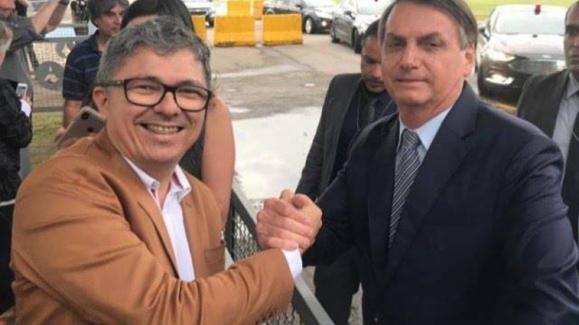 O jornalista Wellington Macedo e o ex-presidente Jair Bolsonaro.