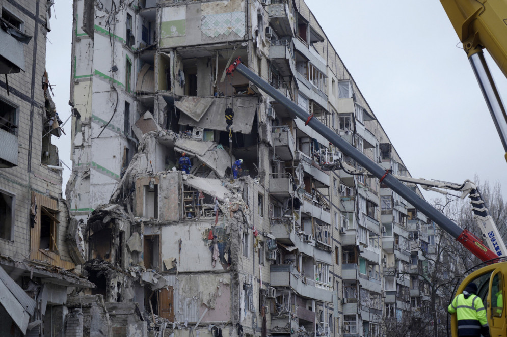 Equipes de resgate trabalham em um prédio residencial destruído após um ataque de míssil, em Dnipro, em 16 de janeiro de 2023, em meio à invasão russa da Ucrânia(Foto: VITALII MATOKHA / AFP)