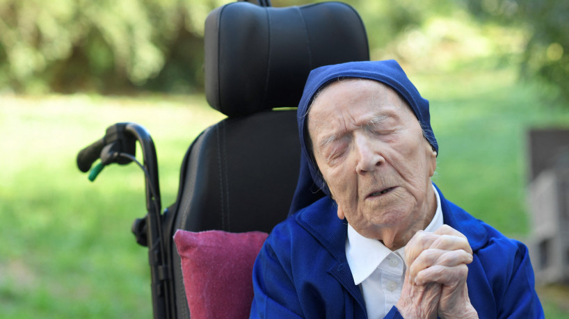 Nesta foto de arquivo tirada em 10 de fevereiro de 2021, Irmã André, Lucile Randon no registro de nascimento, a mais velha cidadã francesa e europeia, reza em uma cadeira de rodas, às vésperas de seu aniversário de 117 anos, em um EHPAD (Estabelecimento Habitacional para Dependentes Idosos) em Toulon, sul da França, onde vive desde 2009. A pessoa mais velha conhecida do mundo, Lucile Randon, conhecida como irmã André, morreu aos 118 anos, disse seu porta-voz em 17 de janeiro de 2023. Randon nasceu no sul França em 11 de fevereiro de 1904, quando ainda faltava uma década para a Primeira Guerra Mundial