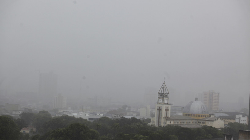 Fortaleza registrou precipitação forte desde a noite da quinta-feira, 23; chuva seguiu madrugada adentro