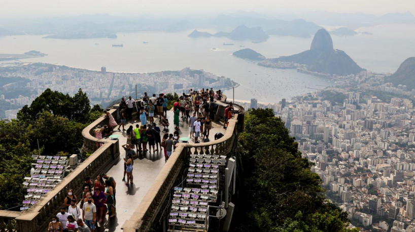 Subida até os braços da estátua do Cristo Redentor, no morro do Corcovado. As obras de restauro da estátua estão sendo finalizadas este mês. Em outubro deste ano o Cristo Redentor completa 90 anos.