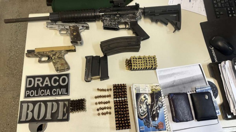 Material apreendido com Izaias Maciel da Costa e Iago Maciel da Costa incluía um fuzil e duas pistolas