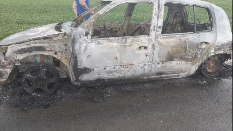 Carro carbonizado onde os quatro corpos foram encontrados, em Cristalina, Goiás