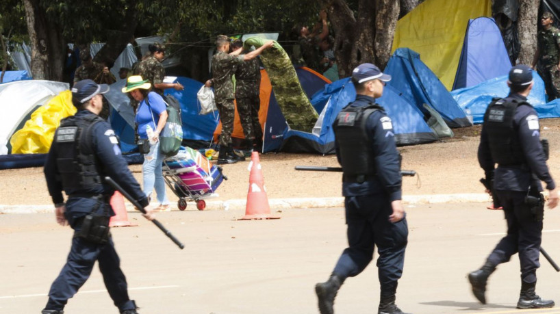 Polícia e Exército desmobilizaram acampamento golpista em frente ao QG do Exército, em Brasília