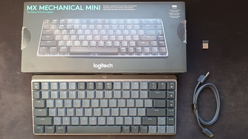 Caixa do Logitech MX Mechanical Mini traz teclado, cabo USB-C para USB-A e receptor Bolt