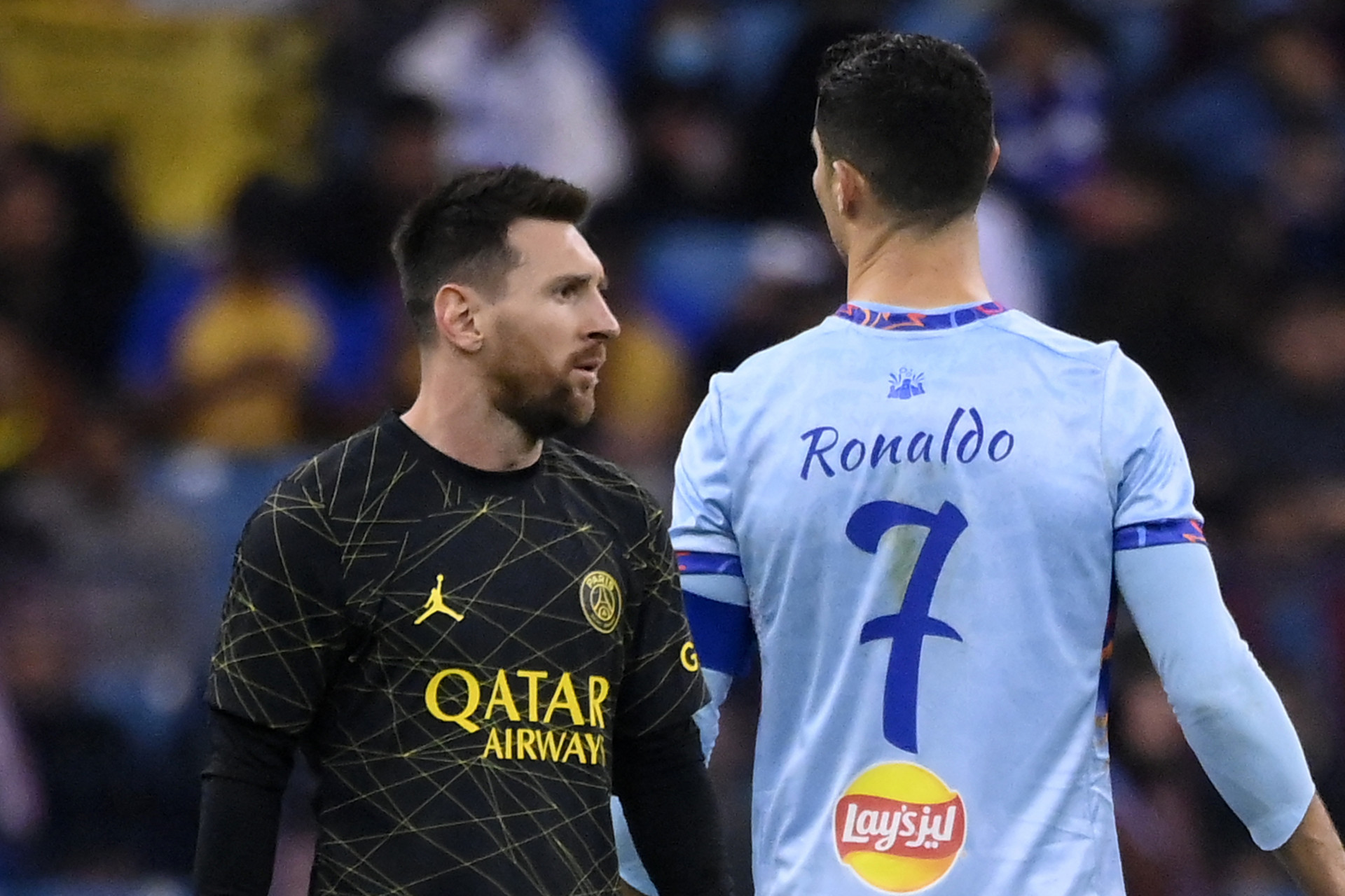 Cristiano Ronaldo e Messi se enfrentaram em amistoso entre o combinado Al Nassr/Al Hilal e PSG (Foto: FRANCK FIFE / AFP)