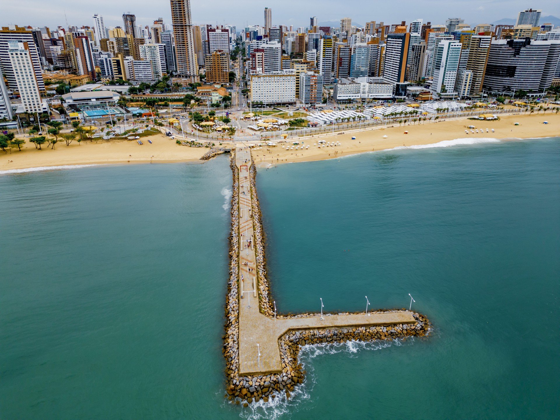 A avenida Beira Mar deve receber uma nova geração de edifícios de 50 andares


 (Foto: Fco Fontenele/O POVO)